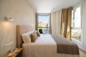 Kaliteli yatak takımı, kuştüyü yorgan, odada kasa, güneşlik/perde 