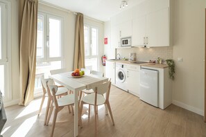 Family Duplex, 2 Bedrooms, City View | Private kitchen | Fridge, microwave, high chair - AT Villafiel Atarazanas-Plaza (Málaga)