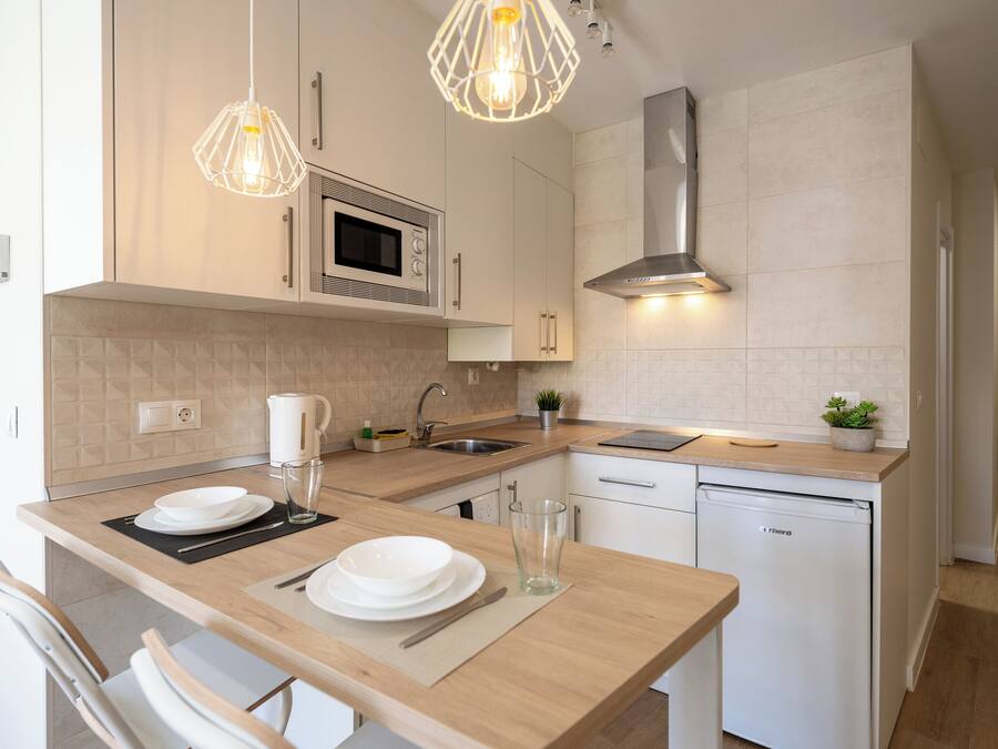 Réfrigérateur, micro-ondes, chaise haute