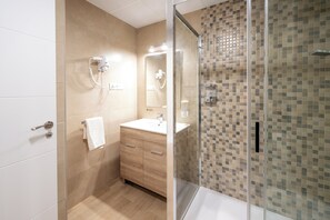 Family Duplex, 2 Bedrooms, City View | Bathroom | Shower, towels, soap, shampoo - AT Villafiel Atarazanas-Plaza (Málaga)