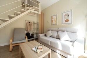 Family Duplex, 2 Bedrooms, City View | Living area | 32-inch Smart TV with satellite channels - AT Villafiel Atarazanas-Plaza (Málaga)