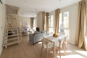Family Duplex, 2 Bedrooms, City View | Living area | 32-inch Smart TV with satellite channels - AT Villafiel Atarazanas-Plaza (Málaga)