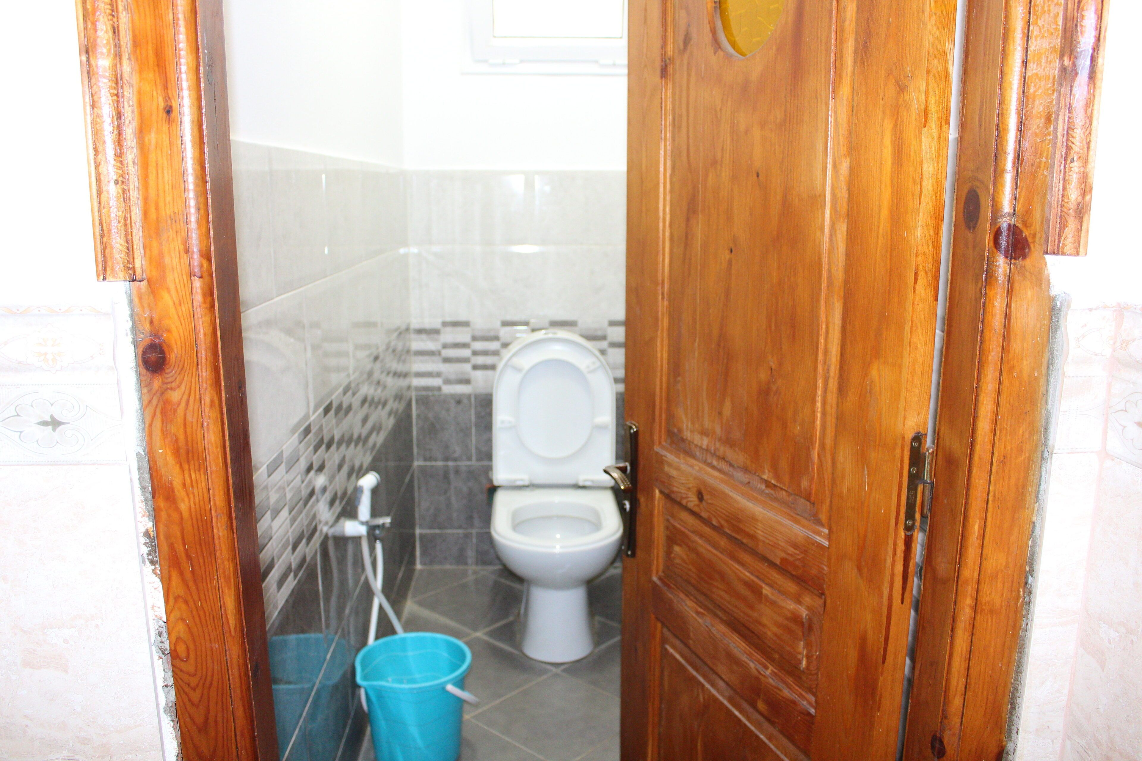 Chuveiro, secador de cabelo, toalhas de banho, sabonete