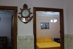 3 chambres, bureau, fer et planche à repasser, lit parapluie