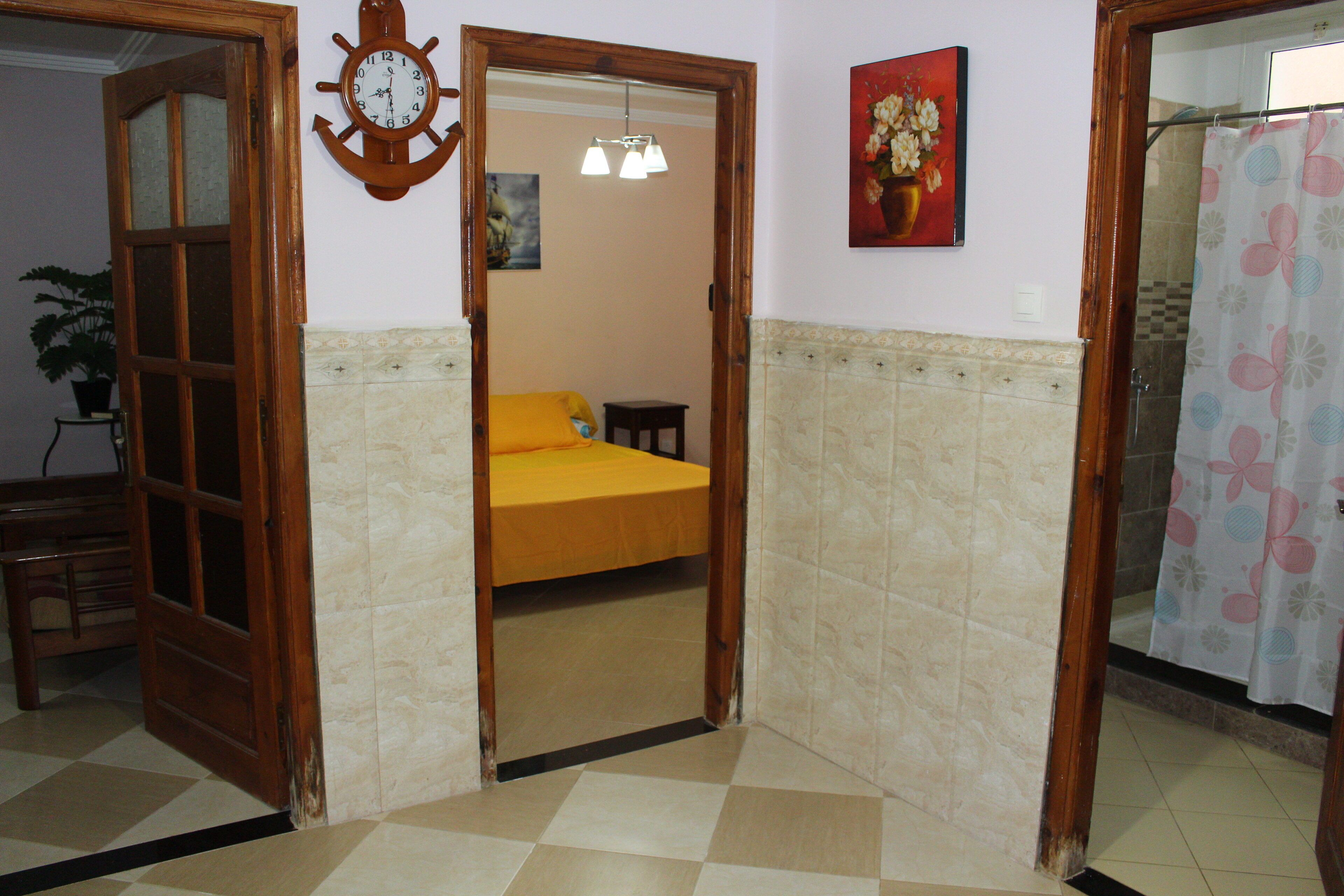 3 quartos, escrivaninha, ferros/tábuas de passar roupa, berço de viagem