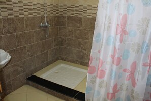 Dusche, Haartrockner, Handtücher, Seife