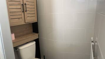 Serviettes fournies, savon, papier toilette