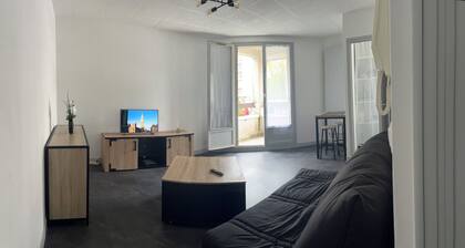 Close to town center and amenities in a quiet location