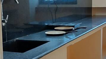 Regadera, secadora de cabello, toallas, jabón