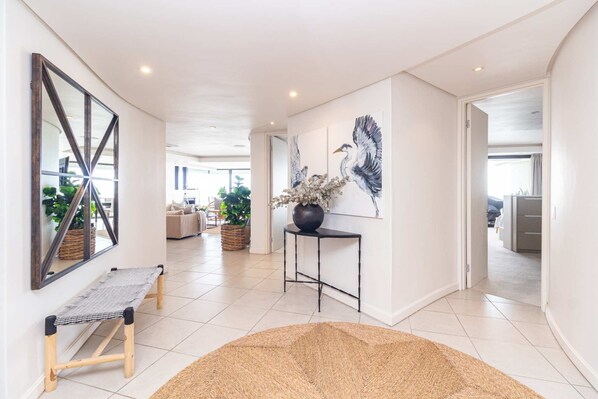 4 عدّة غرف نوم وخدمة الإنترنت