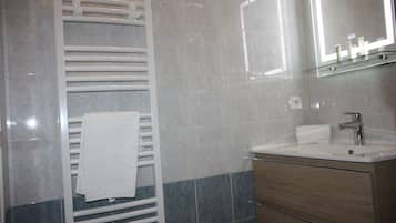 Ducha, secador de pelo, toallas, jabón
