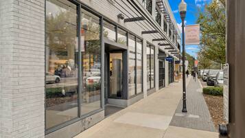 House | Meja, Internet