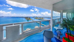 A balcony with a view of a marina and city skyline. - Disco Cloud Condo in Miami (Miami)