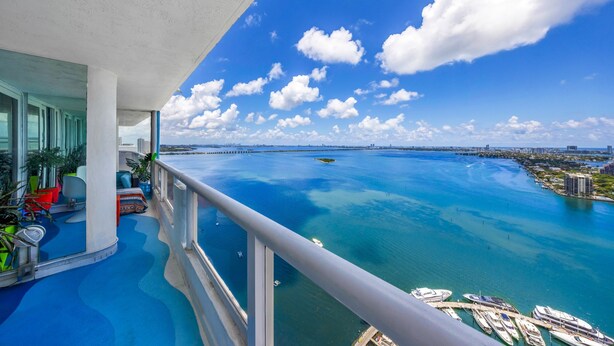 A balcony with a view of a marina and city skyline. - Disco Cloud Condo in Miami (Miami)