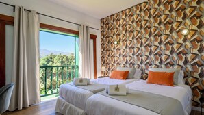 A hotel room with two beds, a balcony with curtains, and a patterned wall. - Bandama Golf Hotel by Airnest (Santa Brigida)
