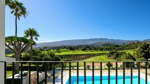 A pool with wooden loungers, a view of a golf course, and palm trees. - Bandama Golf Hotel by Airnest (Santa Brigida)