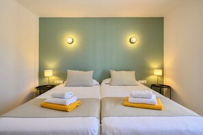 Habitación doble, balcón | Escritorio, espacio para trabajar con laptop y wifi gratis 