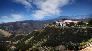 A house on a hillside with a view of a valley and mountains. - Bandama Golf Hotel by Airnest (Santa Brigida)