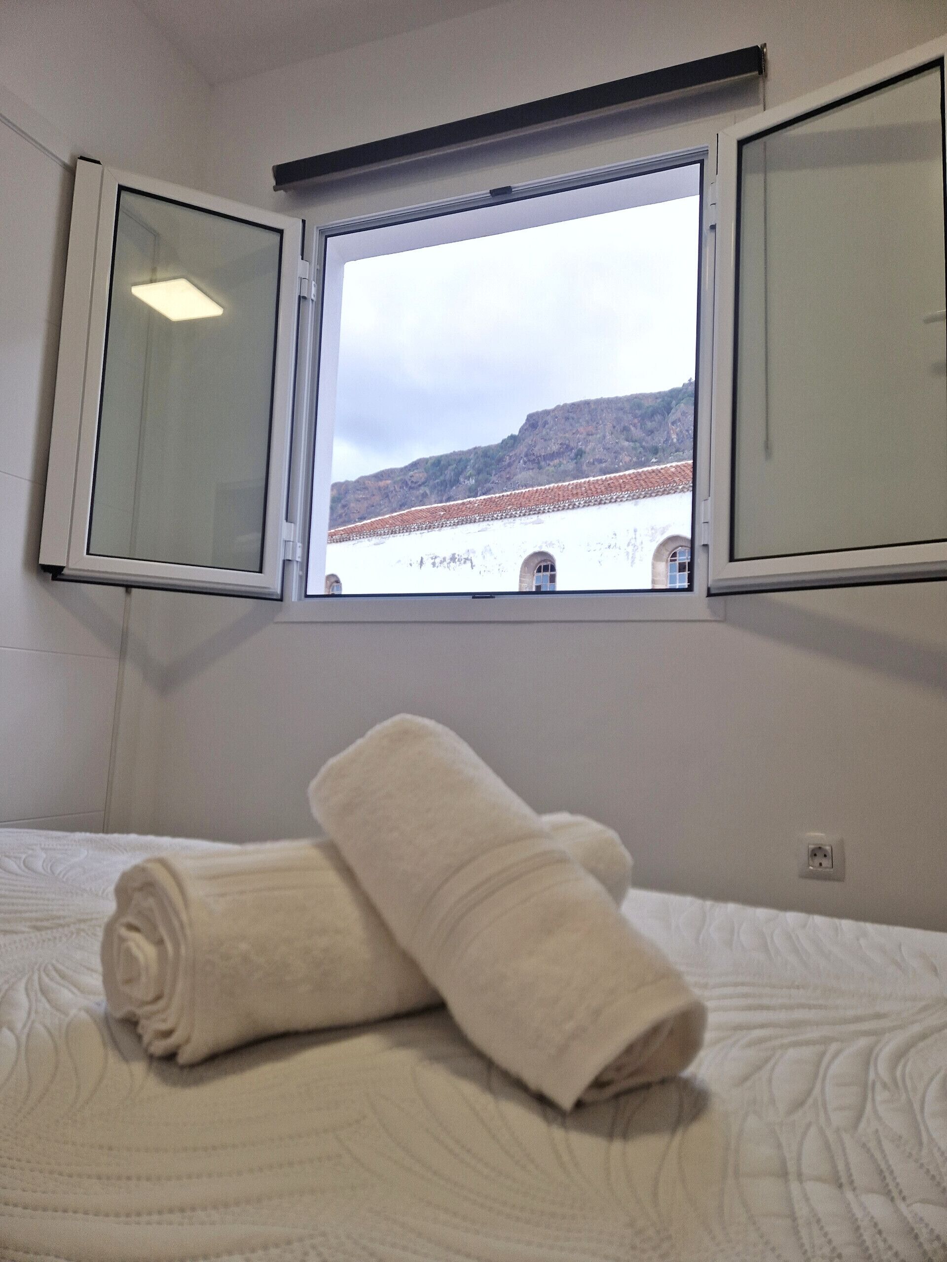 1 habitación, tabla de planchar con plancha, wifi gratis y ropa de cama 