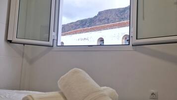 1 habitación, tabla de planchar con plancha, wifi gratis y ropa de cama
