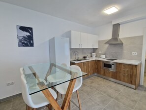 Kühlschrank, Mikrowelle, Wasserkocher mit Kaffee-/Teezubehör