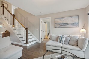 Smart TV, fireplace - The Links Lodge - Modern Golf and Beach Retreat (Old Orchard Beach)