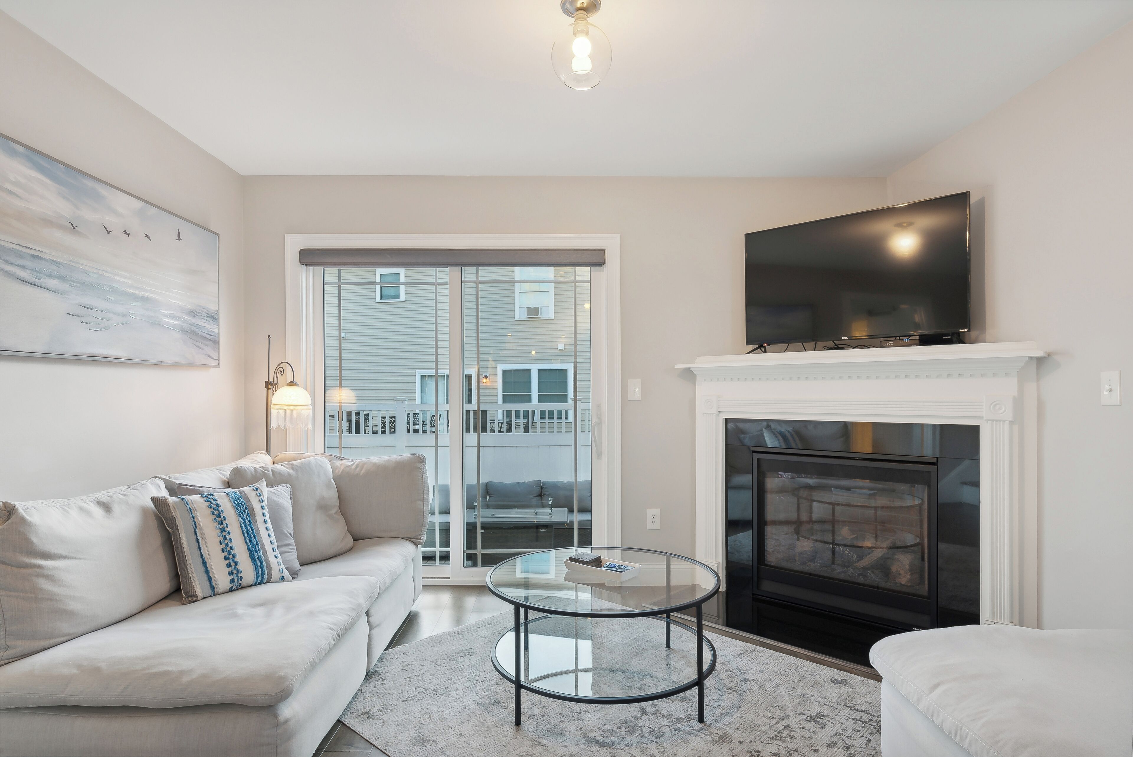 Smart TV, fireplace