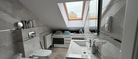 Séchoir à cheveux, serviettes fournies, savon, shampooing