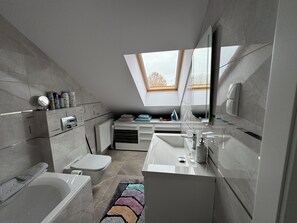 Hårføner, håndklær, såpe og sjampo