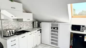 Fridge, microwave, oven, stovetop