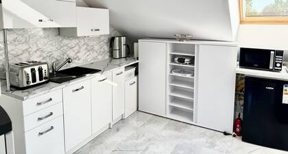 Apartment room + kitchen + private bathroom in Gdansk; parking lot; WLAN; Sat TV