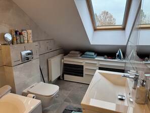 Hair dryer, towels, soap, shampoo - Apartment room + kitchen + private bathroom in Gdansk; parking lot; WLAN; Sat TV (Gdańsk)