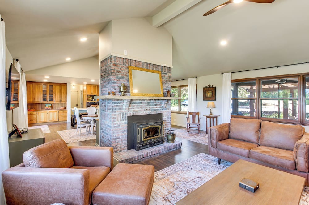 Kansas Gem w/ Fire Pit & Views: 10 Mi to Dtwn! - Wakefield, KS
