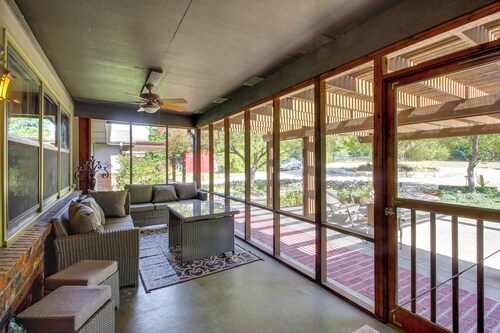 Kansas Gem w/ Fire Pit &amp; Views: 10 Mi to Dtwn!