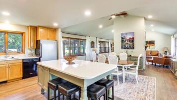 House (3 Bedrooms) | Interior