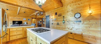 Ottawa Cabin: Hot Tub, Wraparound Deck, Games