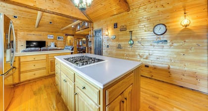Ottawa Cabin: Hot Tub, Wraparound Deck, Games