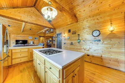 Ottawa Cabin: Hot Tub, Wraparound Deck, Games