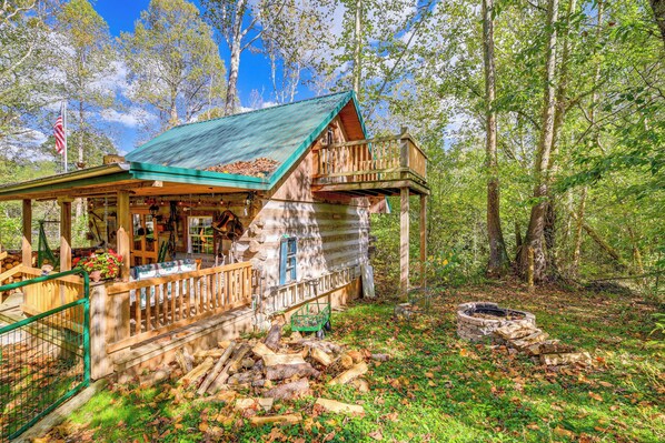 Interior - 9 Mi to Creeper Trail: Woodsy Abingdon Cabin (Abingdon)