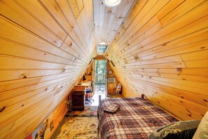 Interior - 9 Mi to Creeper Trail: Woodsy Abingdon Cabin (Abingdon)