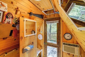 Interior - 9 Mi to Creeper Trail: Woodsy Abingdon Cabin (Abingdon)