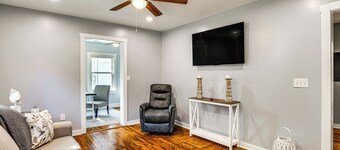 3 Mi to Camp Lejeune: Home w/ Fire Pit & Grill!