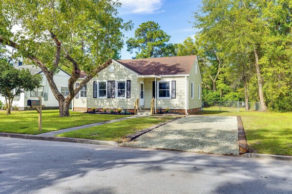 A single-story house with a front porch, a driveway, and a well-maintained lawn. - 3 Mi to Camp Lejeune: Home w/ Fire Pit & Grill! (Jacksonville)