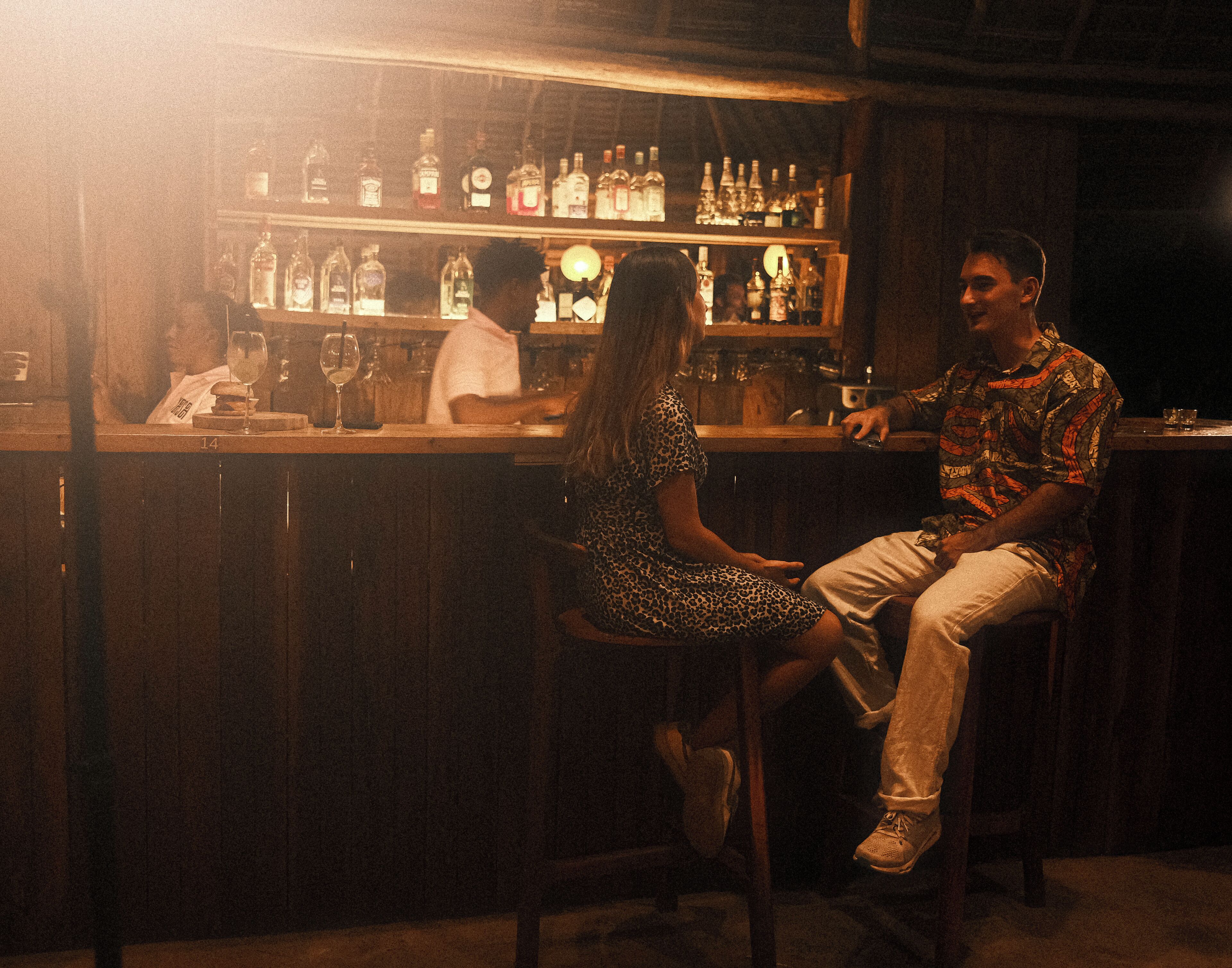 2 bars/lounges