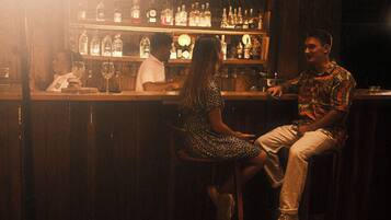 2 bars/lounges