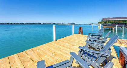 Ivy Cottage River Retreat Relax on the dock and watch the ships go by!