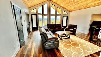 Una televisión, una chimenea