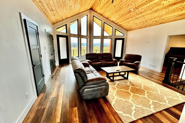 Een televisie en een open haard