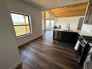 Refrigerador, microondas, parrilla de estufa y cafetera y tetera