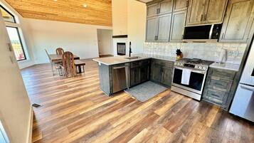 Frigorífico, microondas, placa de cocina y cafetera o tetera